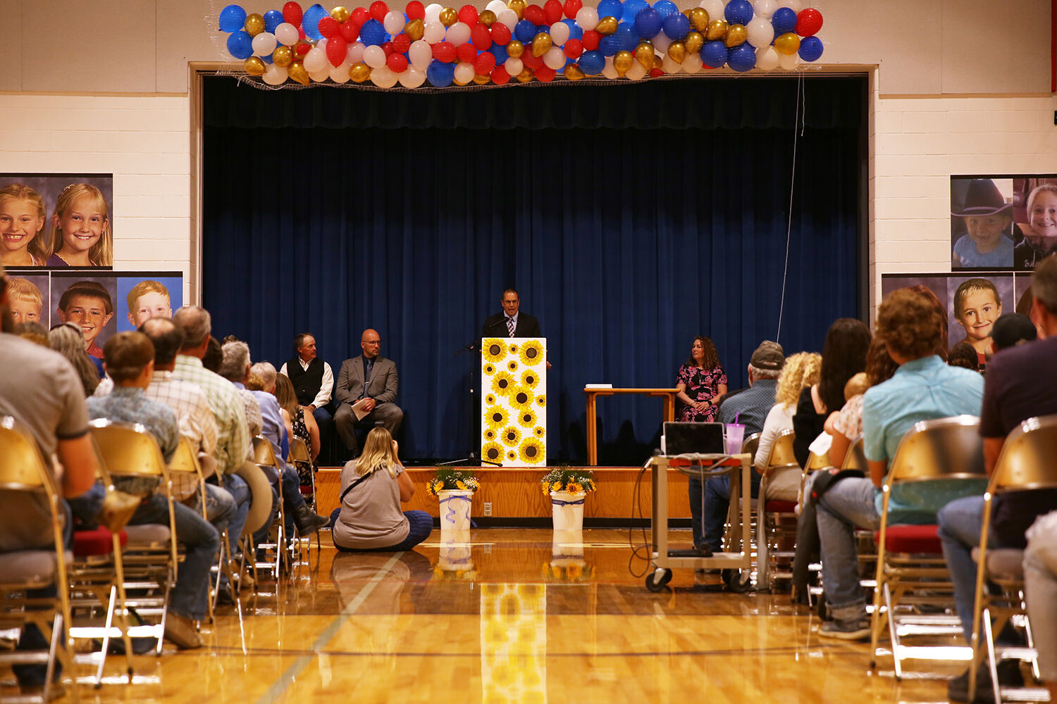 ake Evans welcomes family, friends and students